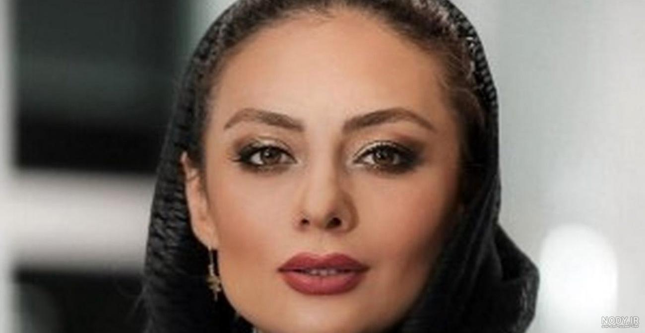 عکس زمینه دختر خارجی تنها نشسته کنار ساحل دریا با کیفیت HD
