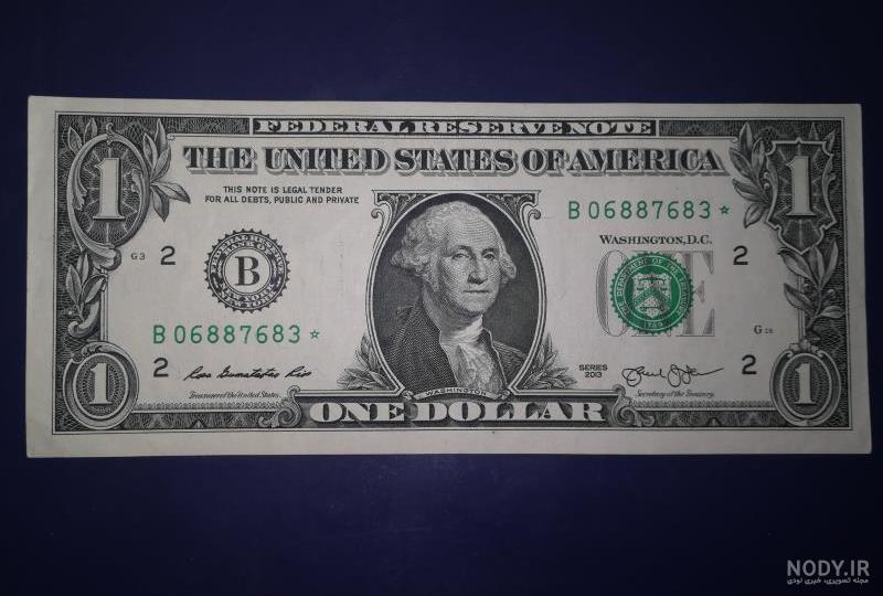 عکس دلار های کاغذی ریخته شده روی میز 1664284 عکس دلار های کاغذی ریخته شده روی میز 1664284