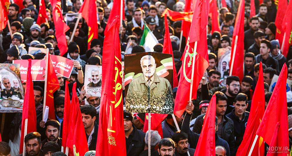 عکس حاج قاسم با پرچم ایران