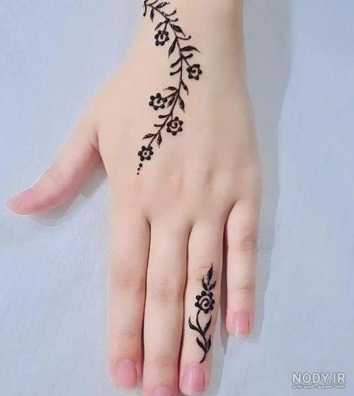 عکس ساده حنا روی دست