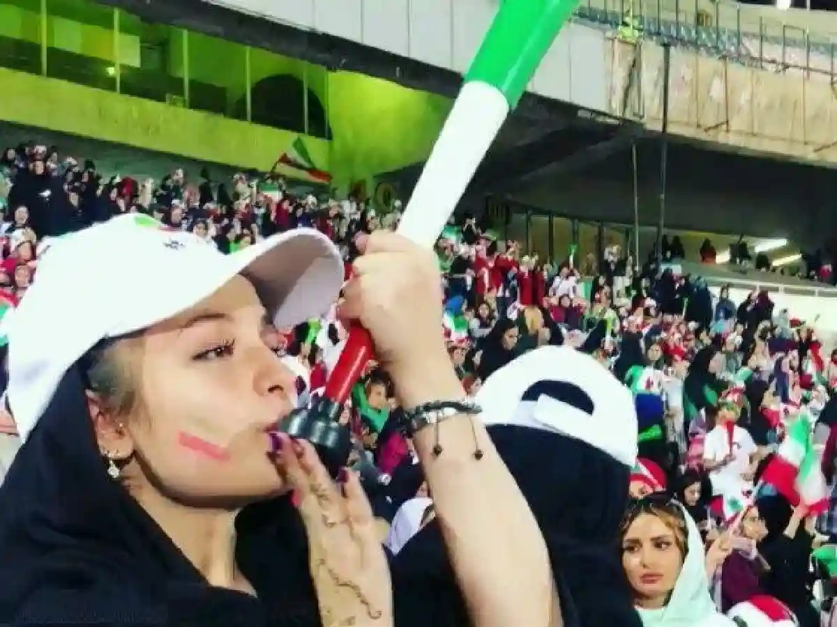 فیلم لو رفته از نیکا و سارا با لباس بدجور و نامتعارف در استادیوم قطر ...