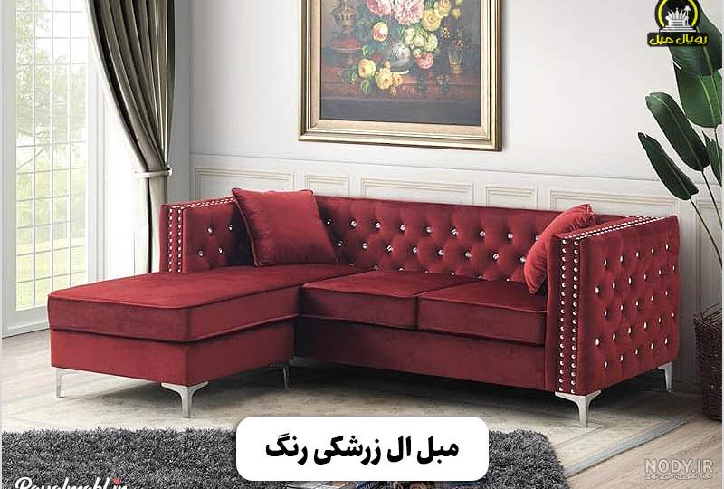 عکس اتاق پذیرایی با مبل رنگ تیره و کوسن های زرشکی روی آن و تابلو ...