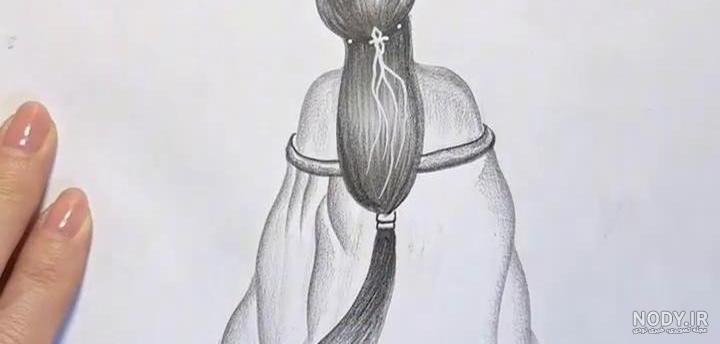 چگونه یک دختر را در حال خواندن کتاب نقاشی کنیم