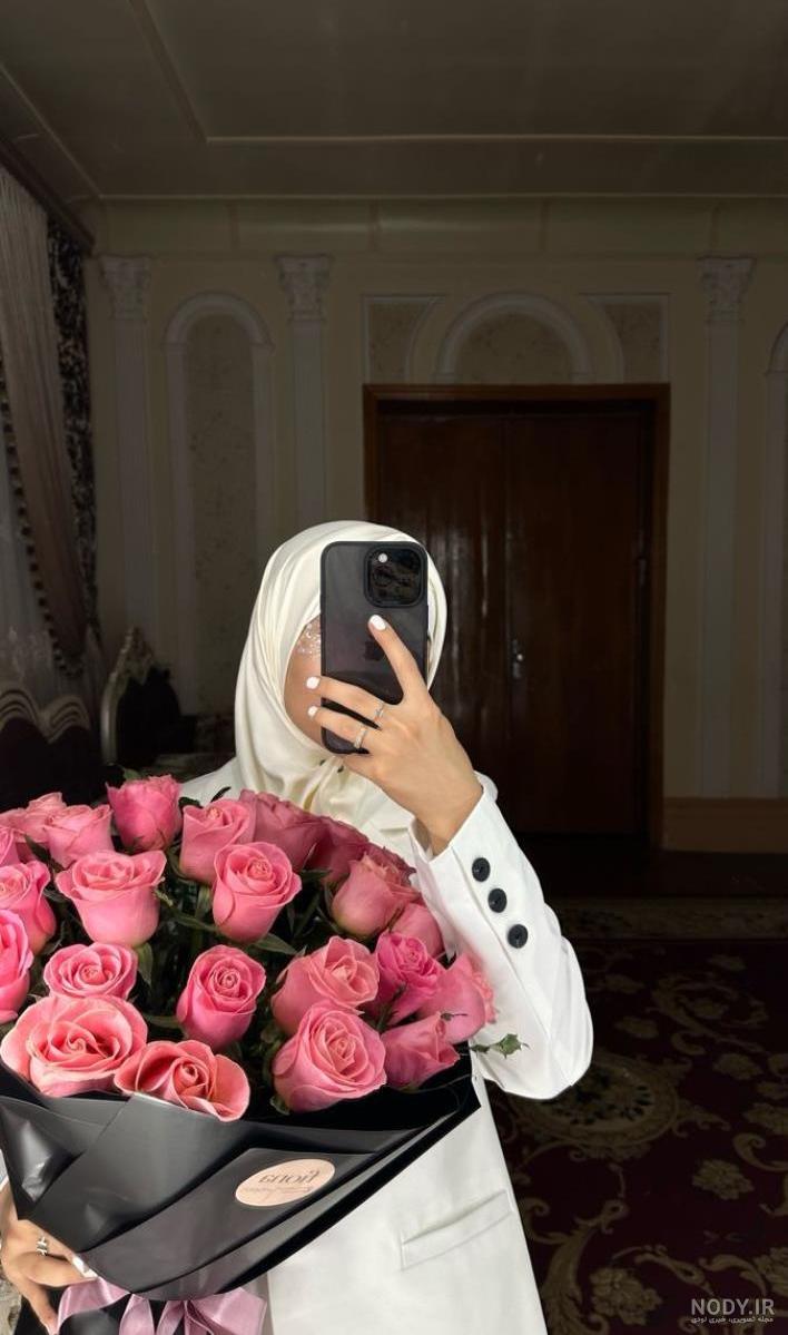 عکس دختر با حجاب با گل