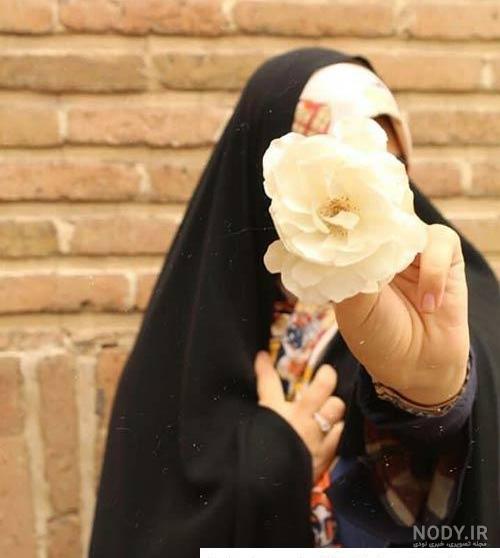 عکس پروفایل دختر با حجاب با گل ❤️ [ بهترین تصاویر ]