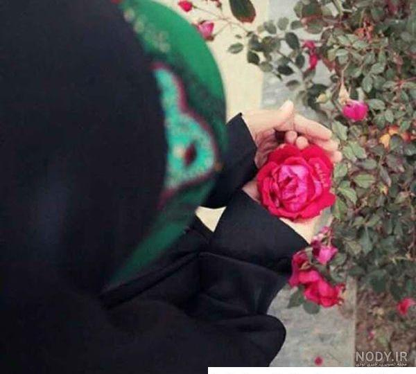 عکس گل دست دختر با حجاب