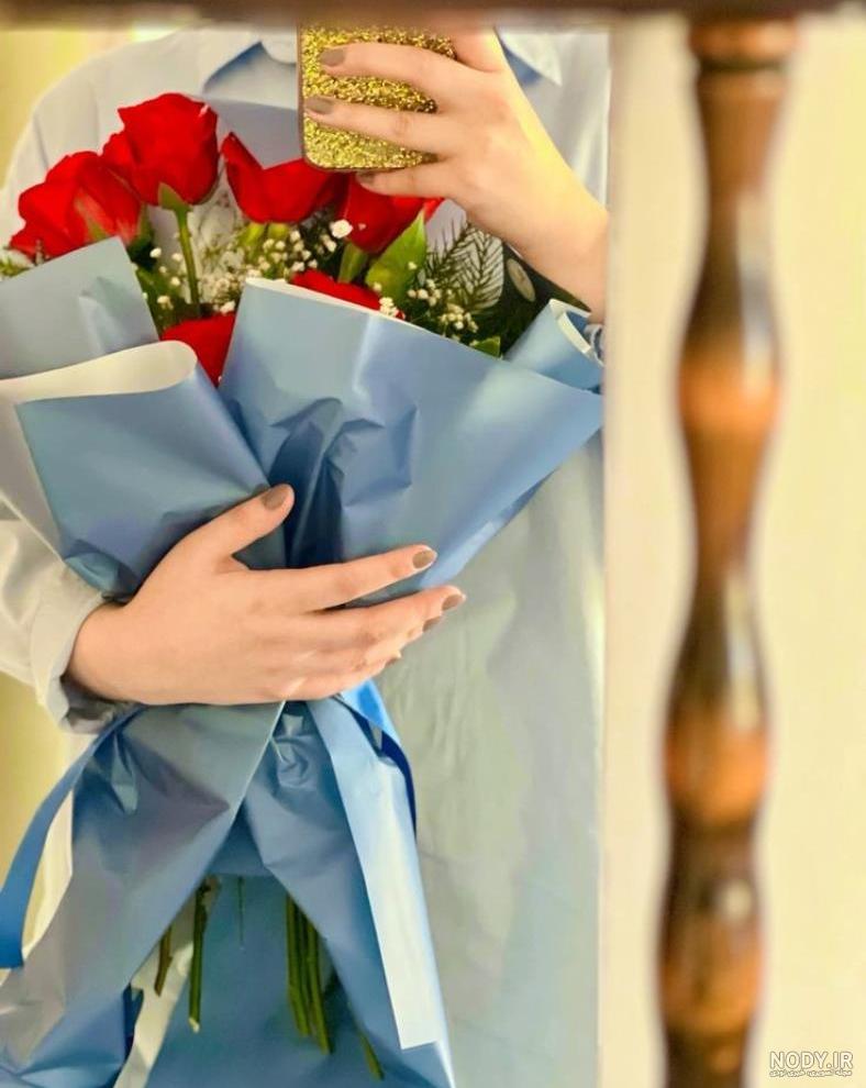 عکس گل در دست دختر با حجاب
