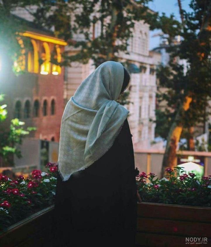 عکس گل در دست دختر با حجاب