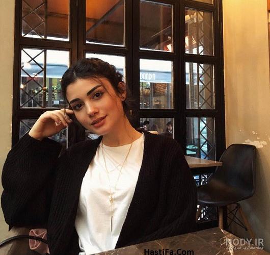 ناز و ادای طنازانه اوزگه یاگیز غوغا کرد ناز و ادای طنازانه اوزگه یاگیز غوغا کرد