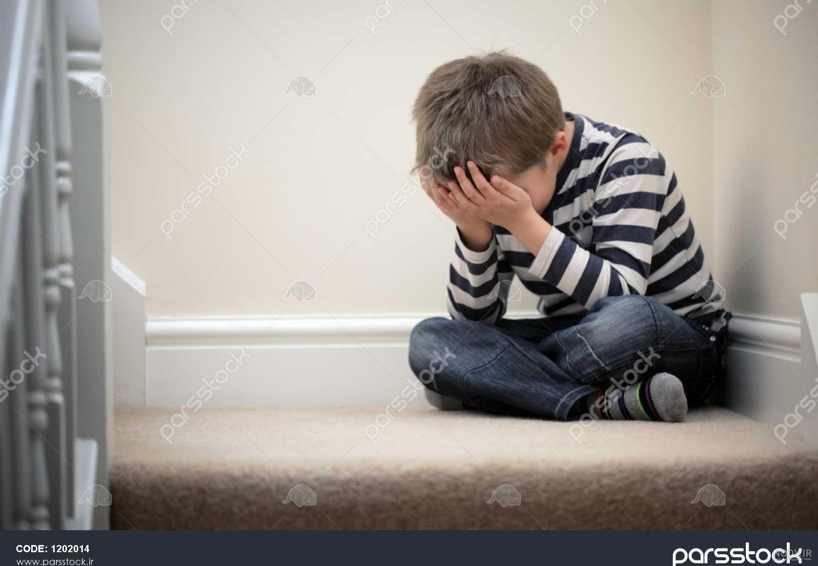 عکس کودک غمگین نشسته عکس کودک غمگین نشسته