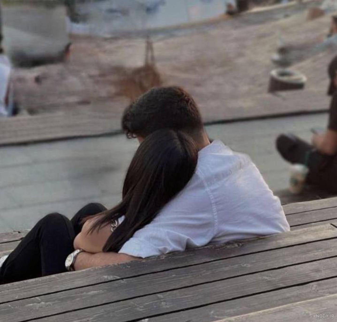 زن و مرد با عشق بغل می کنند 1513376