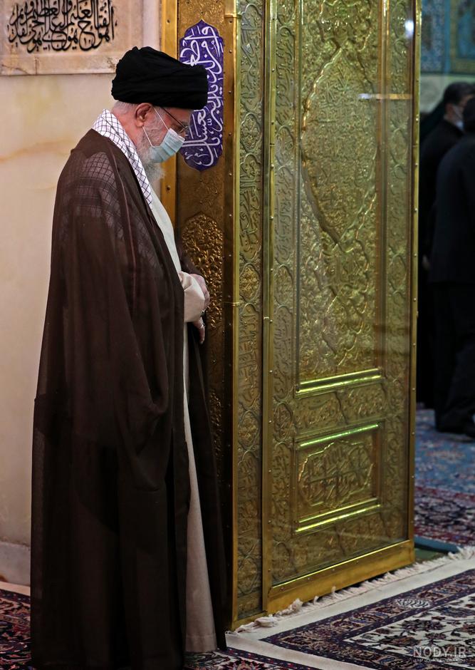 غبار روبی حرم امام رضا بدست آقا - گالری تصاویر نقش