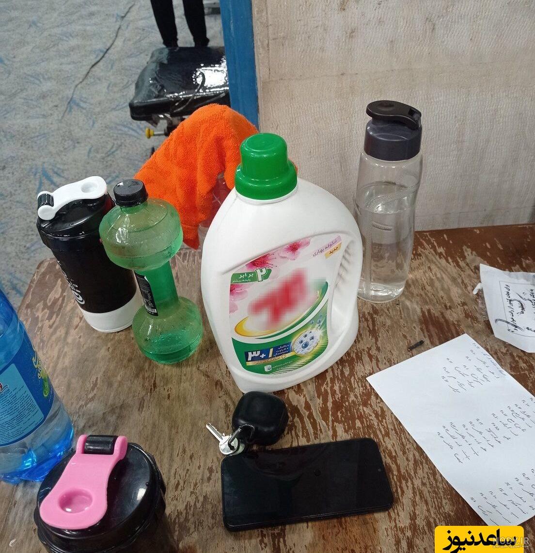 ریختن آب از بطری به شیشه در پس زمینه آبی 1158961 ریختن آب از بطری به شیشه در پس زمینه آبی 1158961