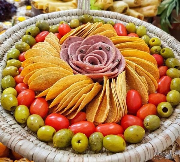 تزیین میز مزه ساده با میوه و چیپس پفک برای مهمانی و تولد