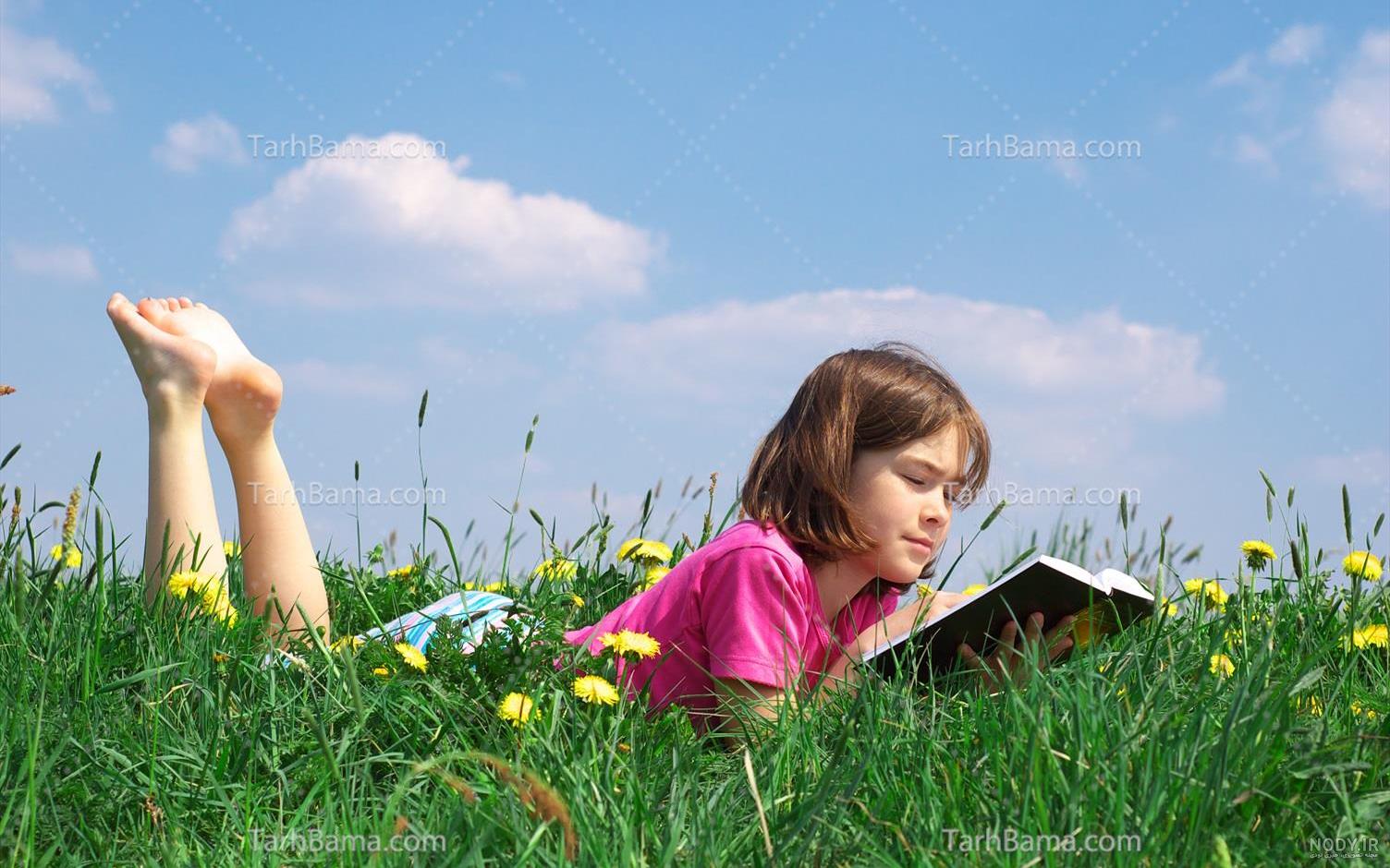 عکس با کیفیت دانشجویان یا دانش آموزان در حال مطالعه در کتابخانه با تصاویر کتاب های باز و خودکار - لایه باز طرح آماده psd - eps عکس با کیفیت دانشجویان یا دانش آموزان در حال مطالعه در کتابخانه با تصاویر کتاب های باز و خودکار - لایه باز طرح آماده psd - eps