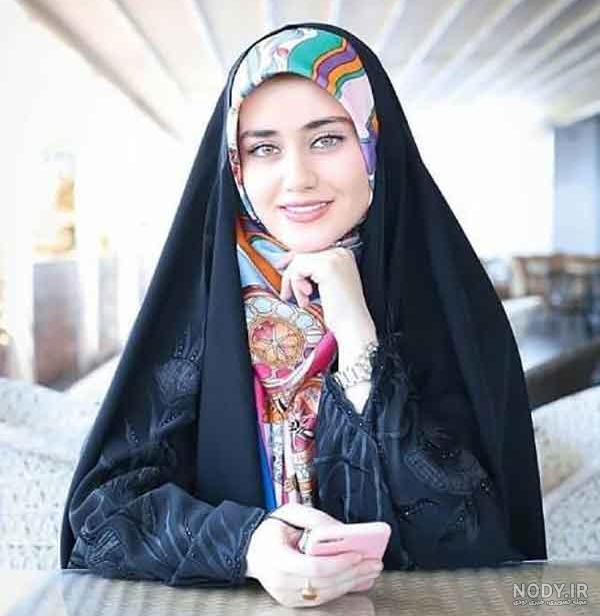 عکس مدل زن با حجاب PNG با کیفیت با شال و کیف