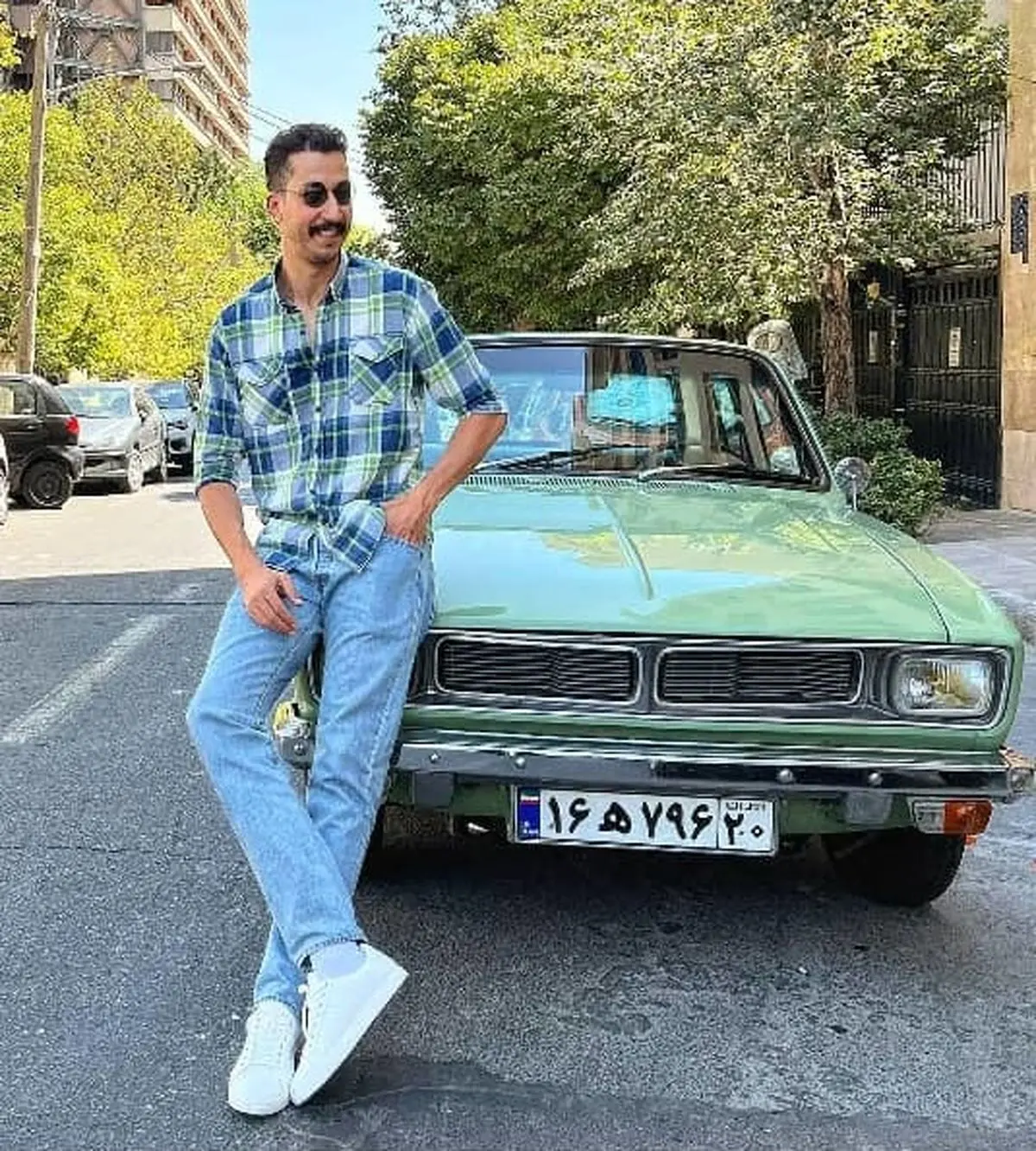 بهرام افشاری | بیوگرافی و عکسهای بهرام افشاری بازیگر نقش بهتاش پایتخت و  همسرش