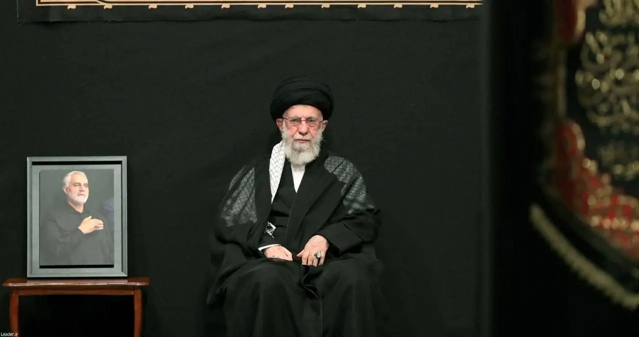 شهید حاج قاسم سلیمانی در حیاط بیت رهبری + عکس شهید حاج قاسم سلیمانی در حیاط بیت رهبری + عکس