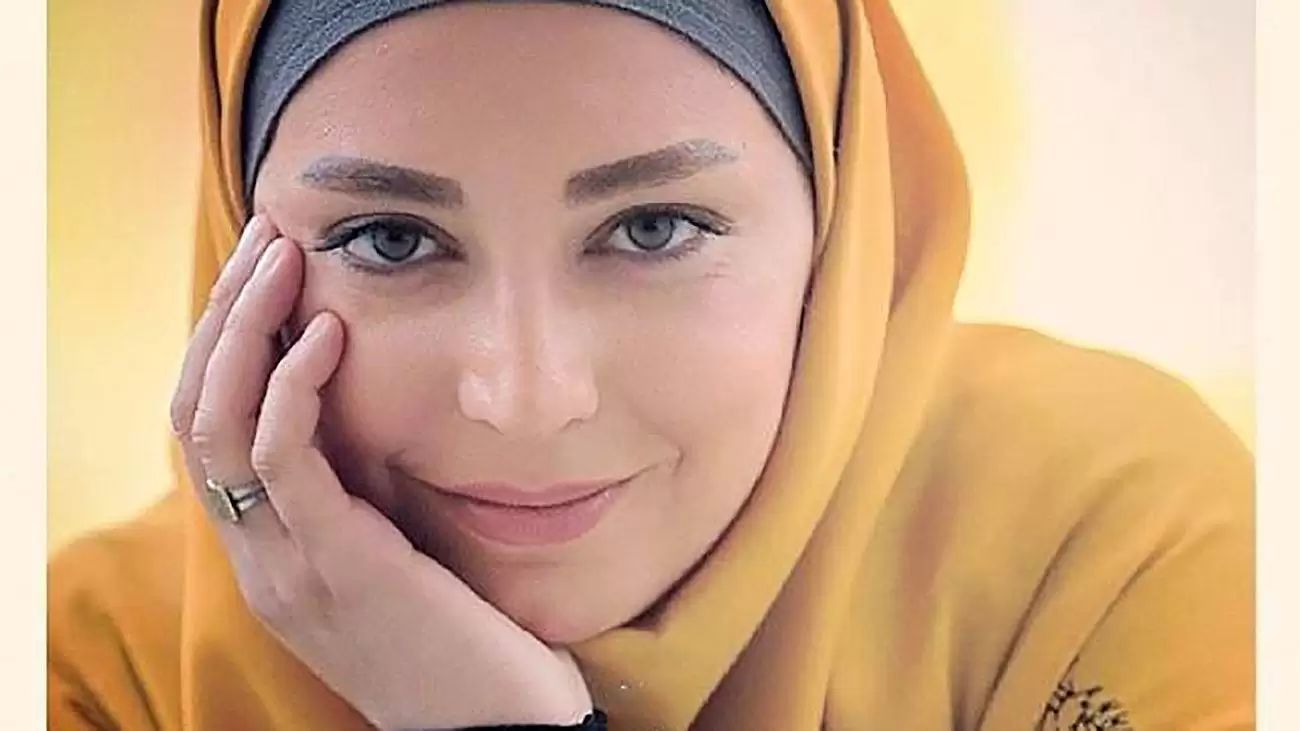 پوشش ساده با شال بلند آزاده صمدی بعد از دادگاهی شدنش/عکس - حاشیه نیوز