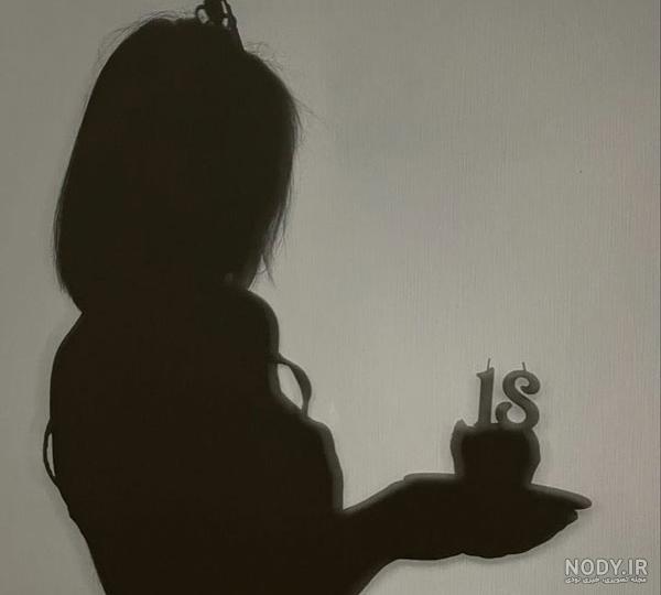 ژست عکس با کیک تولد بدون چهره