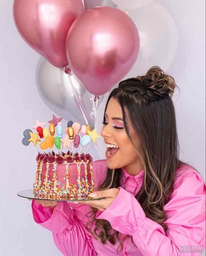 ژست عکس با کیک تولد بدون چهره