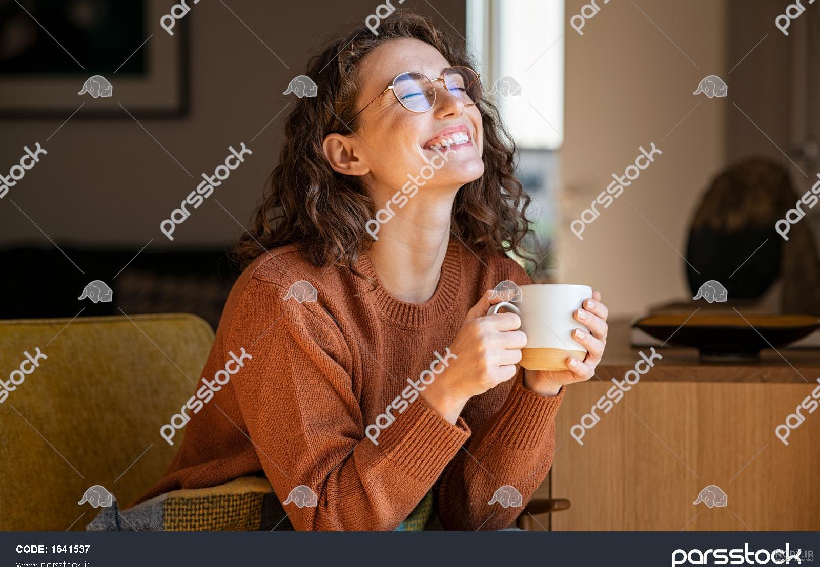 عکس با کیفیت دانه های تازه و خوش رنگ قهوه در دست زن – عکس با کیفیت و تصاویر  استوک حرفه ای
