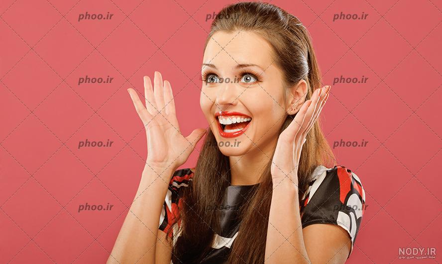 عکس با کیفیت زن با پالتو قهوه ای همراه با شال طرح دار - نمایشگاه هنر ایران