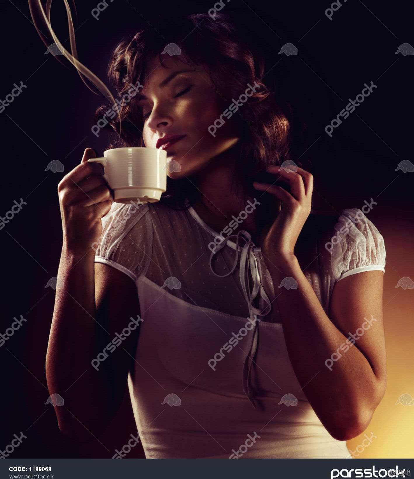 عکس زن در فال قهوه