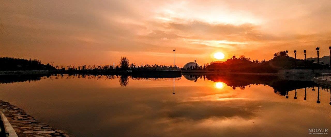 غروب زمستان زیبا با درختان در برف رگ های خورشید و پیاده روی 1431891