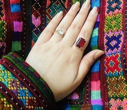 عکس دست دختر بلوچ با قلیون