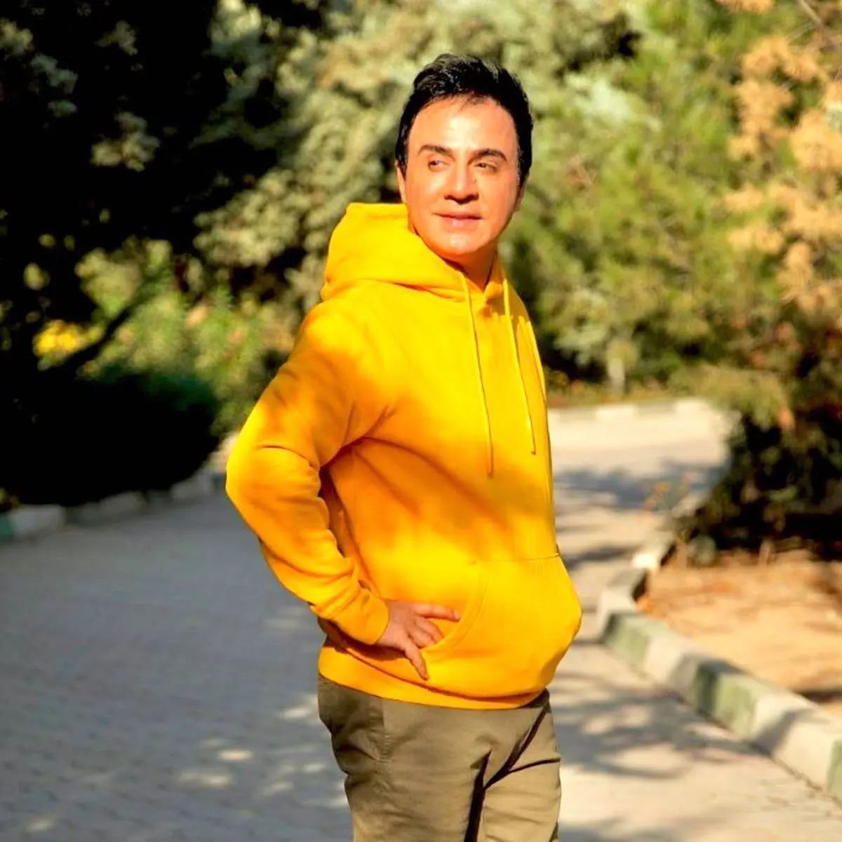 گریه های شدید عمو پورنگ بر سر مزار یک کودک زلزله زده بمی/ داغی که هرگز  فراموش نمیشه +ویدیو
