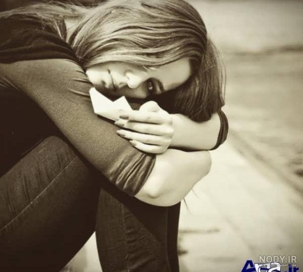 عکس دختر تنها نشسته کنار پنجره