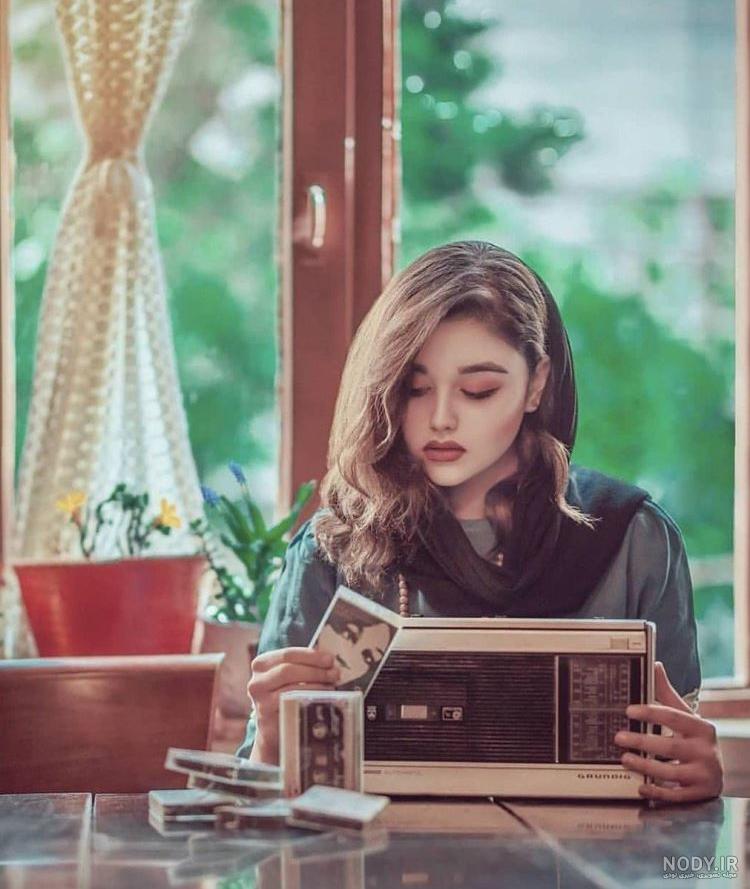 عکس دختر نشسته تنها