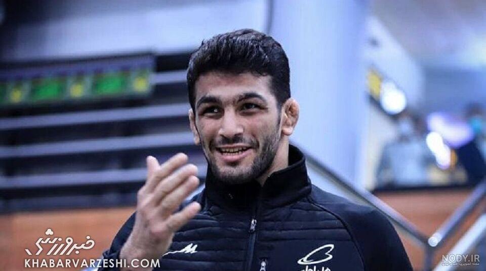 از افاضات حسن چاخان:در یک کشور مهم اروپایی بالای سر دستمال کاغذی دو پلیس  مسلح گذاشته‌اند که یکی تفنگ و یکی کلت دارد. • Aznews TV