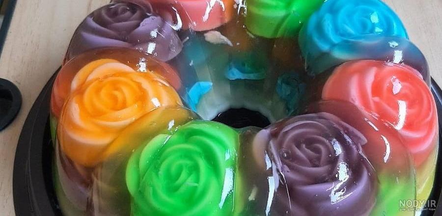طرز تهیه ژله رولی گل رز دو رنگ | فیلم و نمونه تزیین ژله مجلسی با ژله گل رز