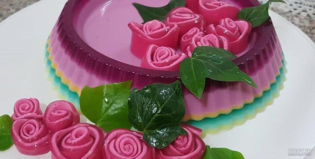 طرز تهیه ژله مجلسی بلوبری و بستنی تزیین شده با ژله رولی گل رز