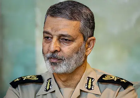 حضور امیر سرلشکر موسوی بر مزار شهید سپهبد سلیمانی حضور امیر سرلشکر موسوی بر مزار شهید سپهبد سلیمانی