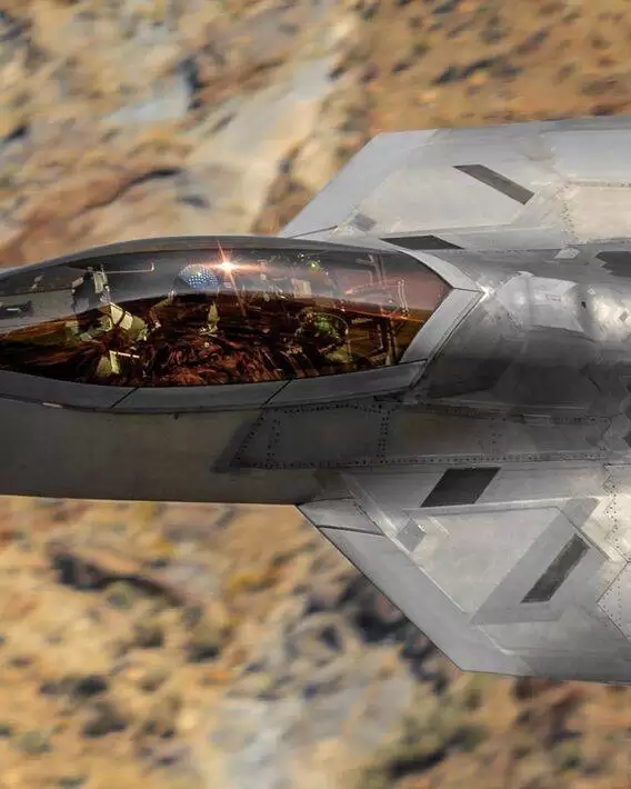 مانورهای باورنکردنی و متهورانه جنگنده F-22 Raptor در پایگاه هوایی آلاسکا +  ویدیو - روزیاتو