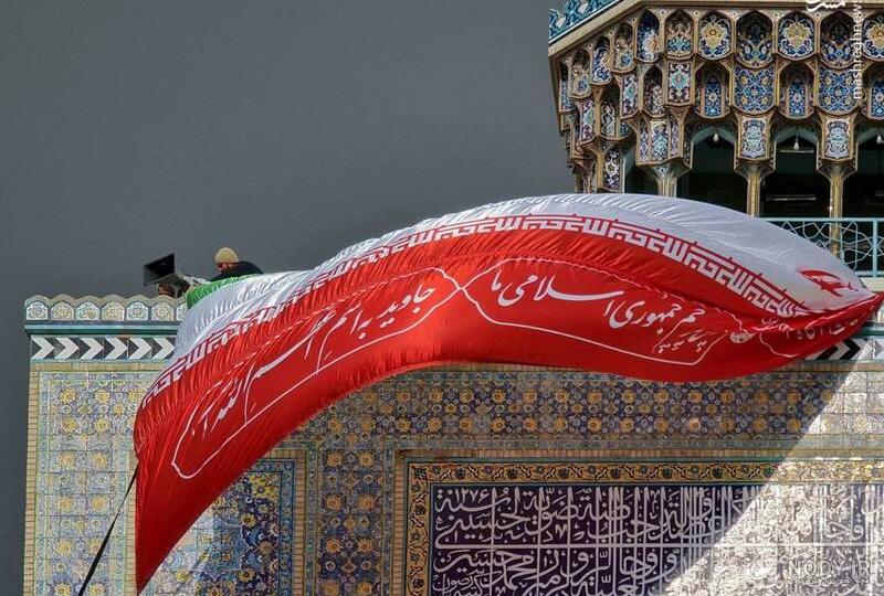 نقاشی پرچم 22 متری انقلاب در کتاب‌خانه سیار شهری بیرجند - کانون
