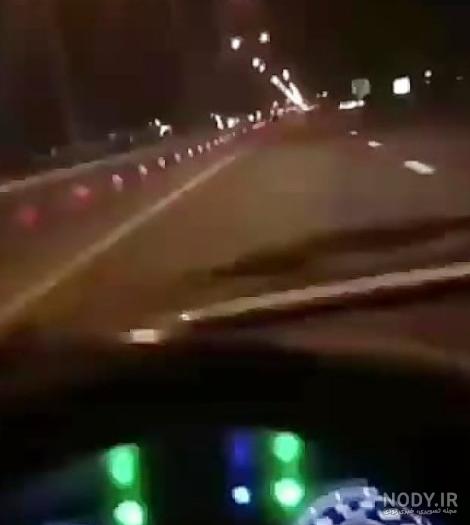 جاده شبانه نمایی از داخل ماشین نور طبیعی خیابان و ماشین های دیگر حرکت تار است 1242212 جاده شبانه نمایی از داخل ماشین نور طبیعی خیابان و ماشین های دیگر حرکت تار است 1242212