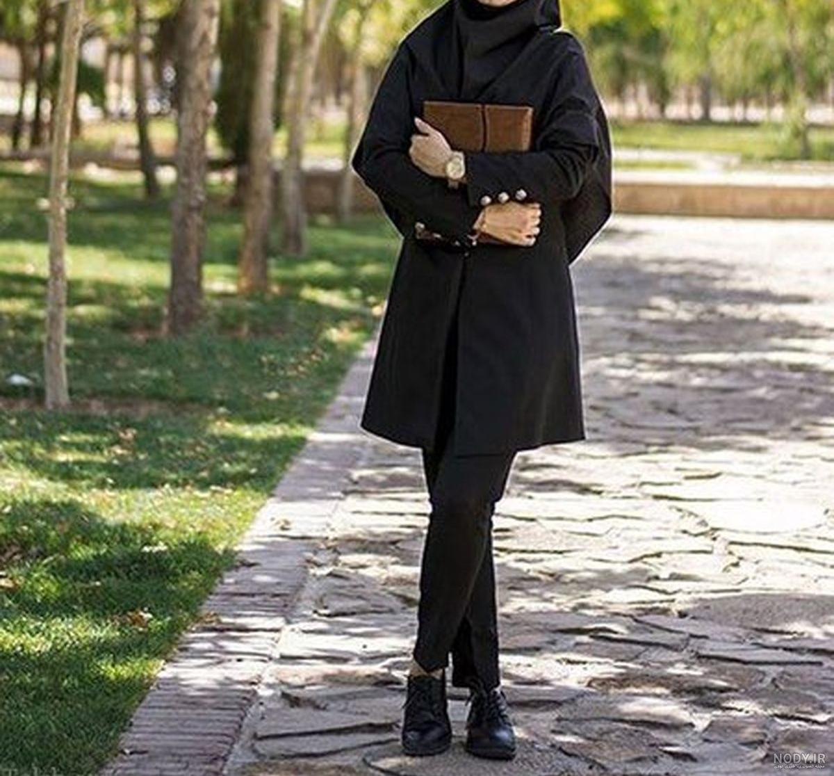 عکس با کیفیت از دختر دانشجو و جزوه