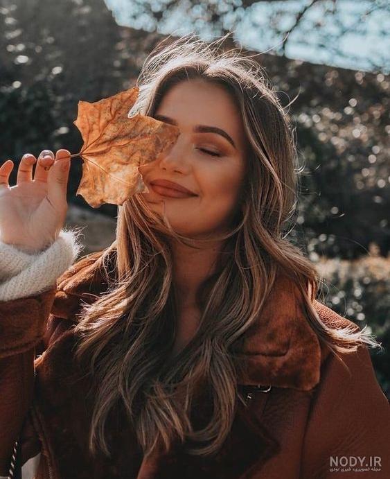 ۱۰۰+ ژست عکس دخترانه 2024 در انواع موقعیت‌ها و مکان‌ها | کادرو