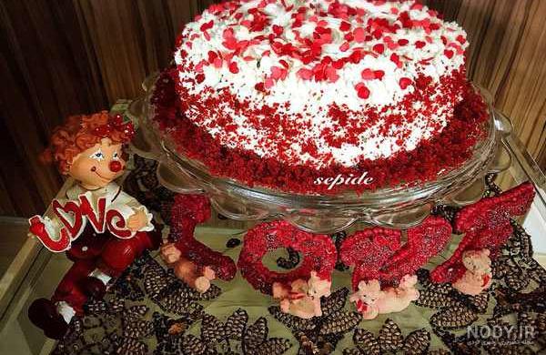 دانلود تصویر زمینه گوشی رز قرمز مخملی و نرم و کتاب قدیمی
