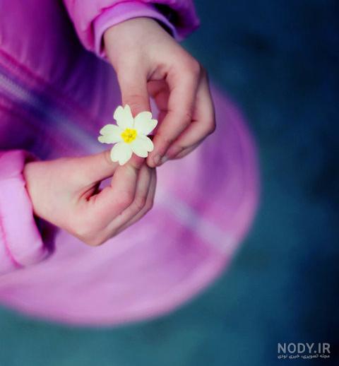 عکس گل در دست دختر برای پروفایل ❤️ [ بهترین تصاویر ]