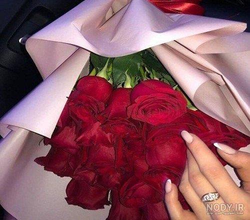 عکس گل در دست دختر طبیعی عکس گل در دست دختر طبیعی