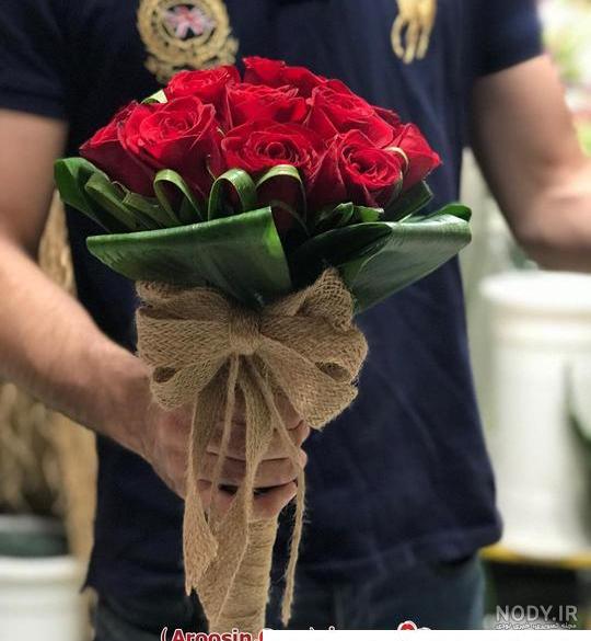 عکس گل در دست زن عکس گل در دست زن