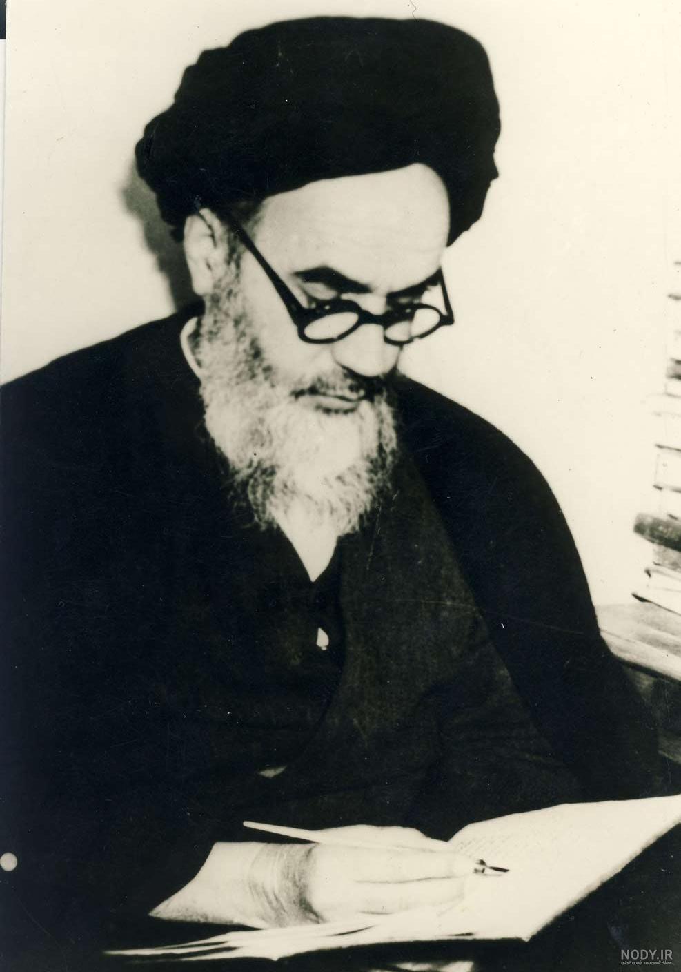 عکس درحال خواندن کتاب
