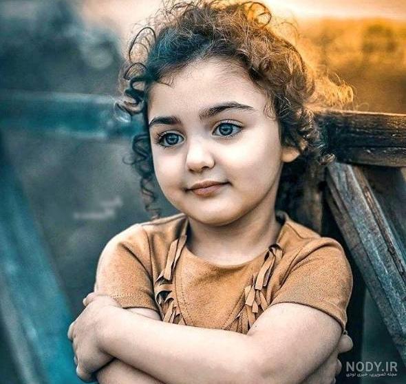 عکس دختر بچه غمگین برای پروفایل