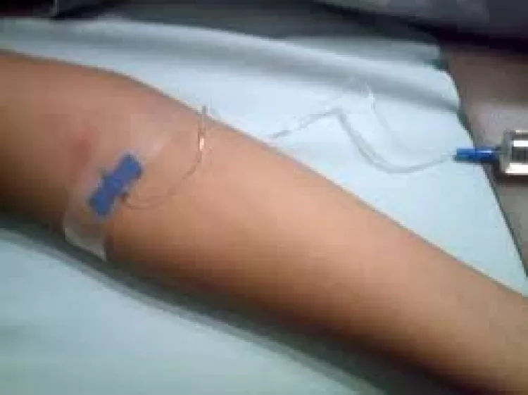 عکس فیک دختر سرم زده عکس فیک دختر سرم زده