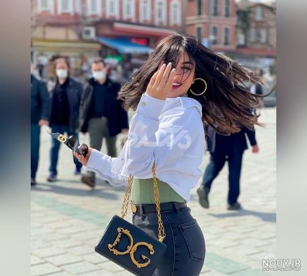 عکس پروفایل سلفی دختر زیبا با گربه اش در آینه با کیفیت بالا